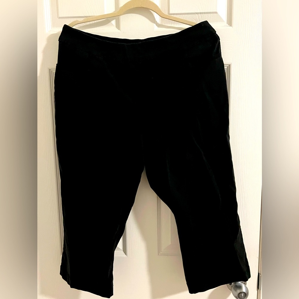 PLUS SIZE - SLIMSATION BLACK CAPRIS - Size 18 - GOLF / TENNIS / PREPPY CHIC